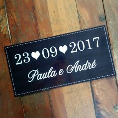 Plaquinhas personalizadas com a data e nome dos noivos