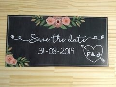 Plaquinha Save the Date com iniciais do casal