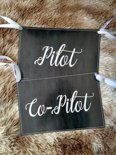 Plaquinhas para cadeiras dos noivos Pilot / Co-Pilot