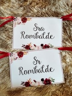 Plaquinhas para cadeiras dos Noivos com flores Marsala e Rose - comprar online