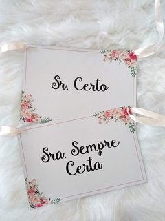 Plaquinhas para as cadeiras dos noivos com flores rosas