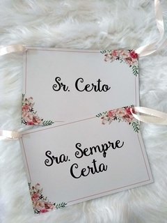 Plaquinhas para as cadeiras dos noivos com flores rosas - comprar online
