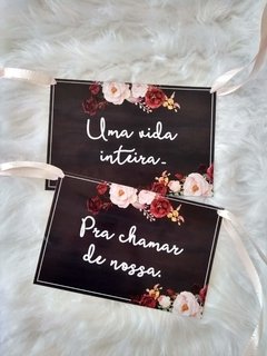 Plaquinhas para as cadeiras dos noivos com flores marsala e rosa - comprar online