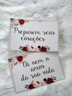 Plaquinhas personalizadas com suas frases para Pajens e Daminhas com flores Marsala e Rose - comprar online