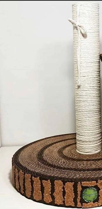 Bagner: Rascador base de carton corrugado con palo con hilo de algodon. Mide 40 cm de altura y la base tiene 35 cm de diámetro. - comprar online