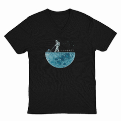 Camiseta Gola V Astronaut Weeding the Moon