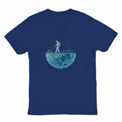 Camiseta Gola V Astronaut Weeding the Moon - comprar online
