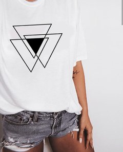 Camiseta Triângulos Invertidos