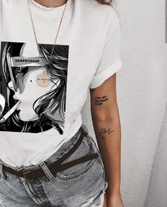 Camiseta Mina com óculos