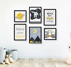 kit quadros infantil astronauta baby cinza e amarelo moldura  preta