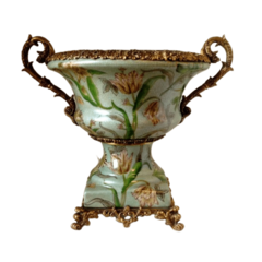 Ânfora em porcelana Craquelê, fundo verde claro e pintura floral. Alças e base em bronze trabalhado