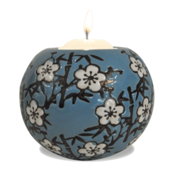 Porta-velas em porcelana, fundo branco com pintura flor de pessegueira branca