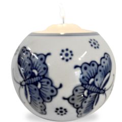 Porta-velas em porcelana, fundo branco com pintura de borboletas azuis