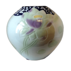 Vaso em porcelana chinesa, cor verde claro com pintura em azul, flor de lótus em relevo