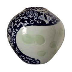 Vaso em porcelana chinesa, cor verde claro com pintura em azul, flor de lótus em relevo - comprar online