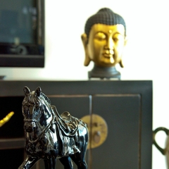 Escultura de cabeça de Buda em cerâmica, na cor ouro envelhecido brilhante. - Columbus Gold