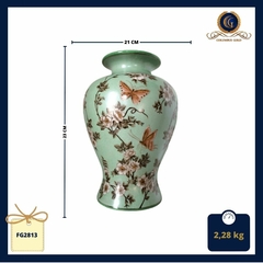 Vaso verde claro em porcelana Craquelê, com pintura à mão de borboletas e flores coloridas - comprar online