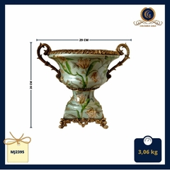 Ânfora em porcelana Craquelê, fundo verde claro e pintura floral. Alças e base em bronze trabalhado - comprar online