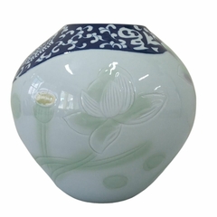 Vaso em porcelana chinesa, cor verde claro com pintura em azul, flor de lótus em relevo na internet