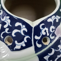 Vaso em porcelana chinesa, cor verde claro com pintura em azul, flor de lótus em relevo - Columbus Gold