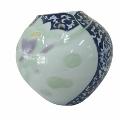 Imagem do Vaso em porcelana chinesa, cor verde claro com pintura em azul, flor de lótus em relevo