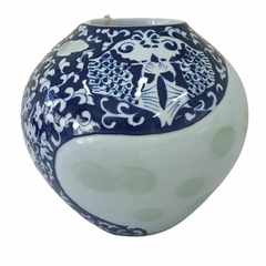 Vaso em porcelana chinesa, cor verde claro com pintura em azul, flor de lótus em relevo