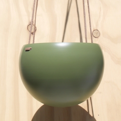 Maceta colgante tipo esfera con soga de cuero. La maceta mide 22cm de diámetro. Incluye soga de cuero para colgar