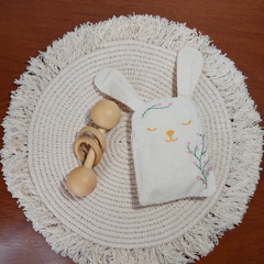 Kit Calma: Almohadilla de lavanda y bastoncito sonajero.