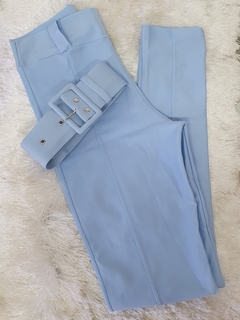 Calça Prada Fit com cinto azul céu na internet