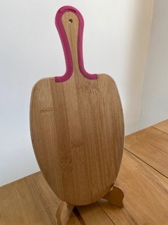 Tabla de madera con asa de color rosa