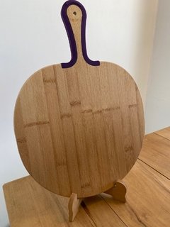 Tabla de madera con asa de color violeta