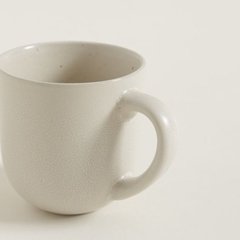 Taza beige con pintitas en internet