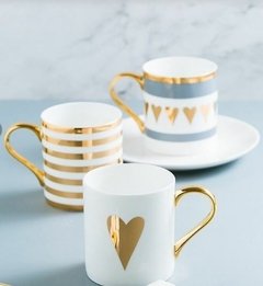 Tazas de porcelana blanca con estampa dorado
