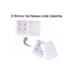 Brinco em Aço com Pérola Sintética. Tarraxa Tipo Rosca (não machuca atrás da orelha). - comprar online