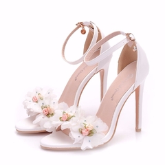 Sandália com flores brancas noiva