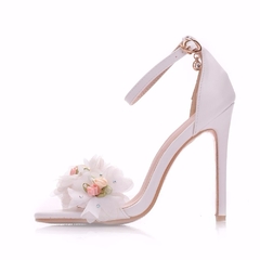 Sandália com flores brancas noiva na internet
