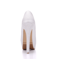 Sapato noiva branco com salto em pérolas na internet