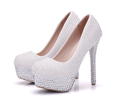 Sapato branco revestido em pérolas e salto com strass - comprar online