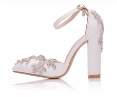 Sapato branco com aplicação de strass e salto grosso - Lys Shoetique
