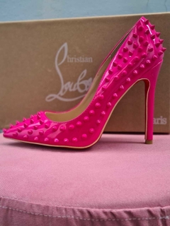 Scarpin Pink Com Spikes sola vermelha - comprar online