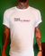 Camiseta Illegal Merchandising mini logo BRANCO