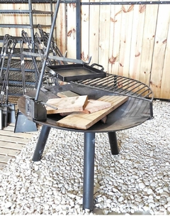 Fogonero para exteriores con parrilla, estaca y plancha 4 hornallas.