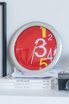 Reloj pared Pl. Fondo rojo 28 cm. - comprar online