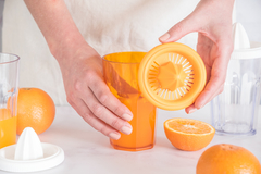 Vaso naranja 500ml con tapa exprimidora en internet