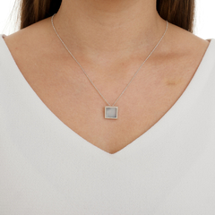Square-shaped Mother of Pearl Necklace - Lily Silvestre - Joias personalizadas e exclusivas