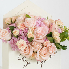 Caixa Envelope Aberto com mix de flores rosas - comprar online