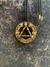 Imagen de Medalha Tríade BeDoBeDo de Ouro 18K - com Cordão em Fio Encerado e Pontas em Ouro 18K