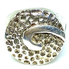 Anillo circulo martillado con onda en relieve central de 1,7 cm diametro nro. 18 - comprar online