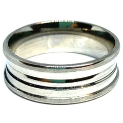 Anillo cinta de acero con lineas labradas centrales nro. 28