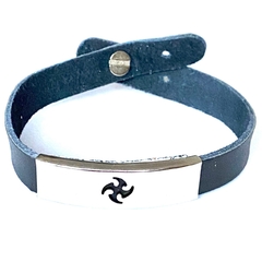 Pulsera cuerina negra con barra central acero con diseño de cruz 22 cm de largo